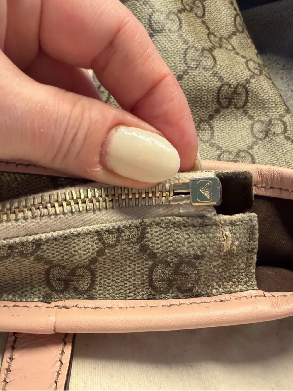 Authentic Gucci Beige GG Supreme Tote with Pink Leather Trim - Picture 12 of 14